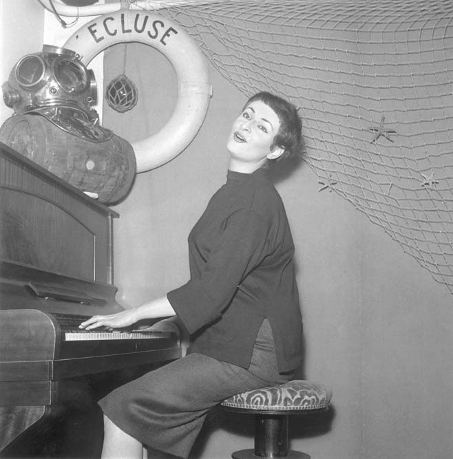 Barbara à l'Ecluse, vers 1958 © Claude Poirier / Roger-Viollet