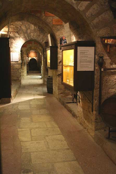 Cave du Musée du vin Wikimedia Commons