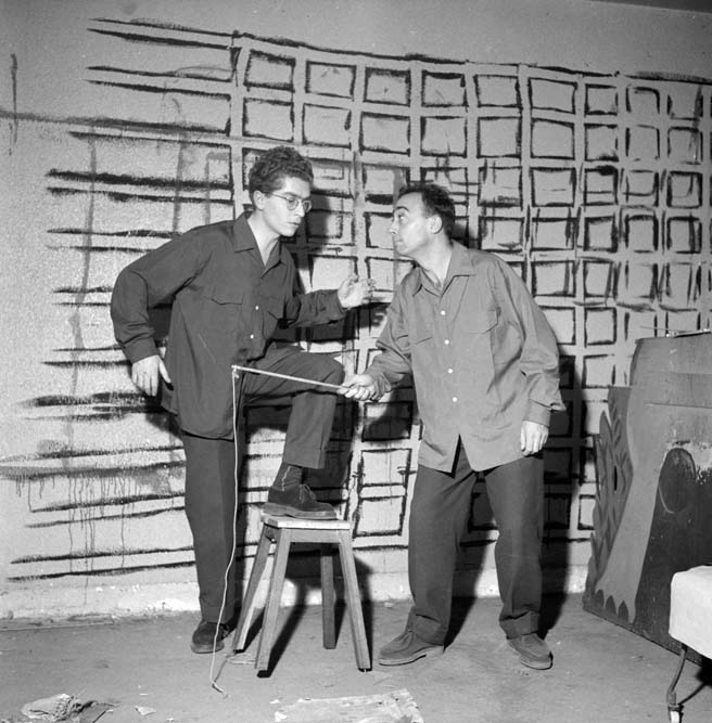 Darry Cowl et Christian Duvaleix dans La queue de la poële, la Rose Rouge, Paris, janvier 1954 © Studio Lipnitzki / Roger-Viollet
