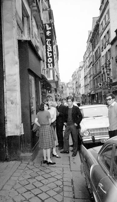 Paris, rue Dauphine, devant le Tabou, vers 1965 © Roger-Viollet