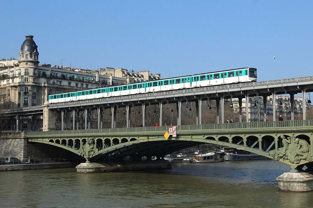 métro MP7 sur le Viaduc de Passy parCramos - WikimediaCommoins
