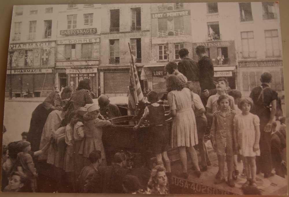 Libération-de-Paris-août-1944-Rue-Montmartre.-les-enfants-du-quartier-sur-le-char-américain.-La-Clairière