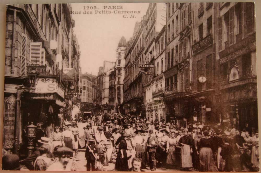 Rue-des-petits-Carreaux-1900-Photothèque-jeunes-Parisiens