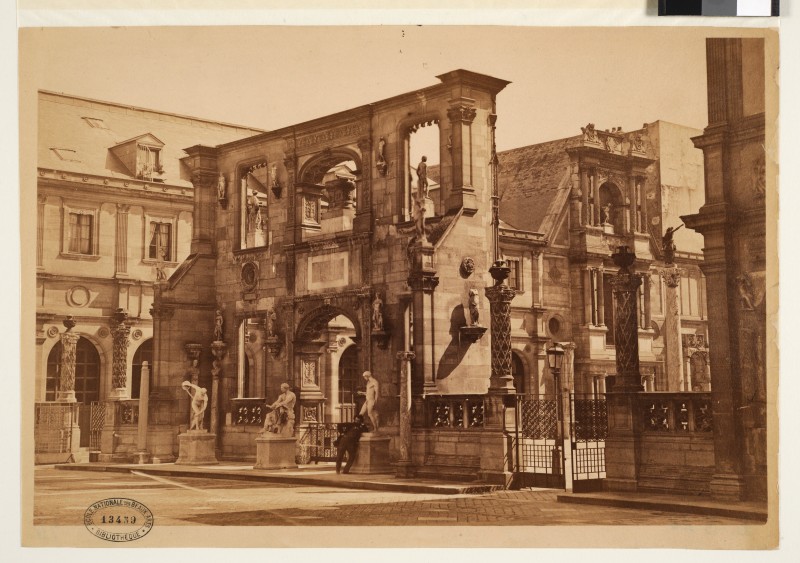 Lampué, Vue de la Cour Bonaparte avec l’Arc de Gaillon et la façade d’Anet (1884)