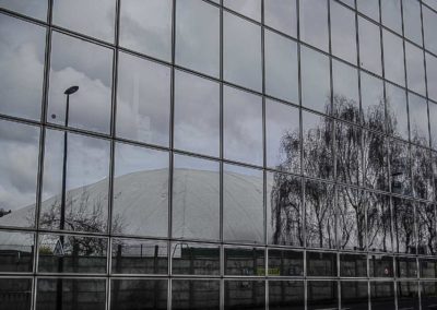 reflet d'une bulle du Tennis Club de Paris dans l'immeuble TF1 ©J Barret