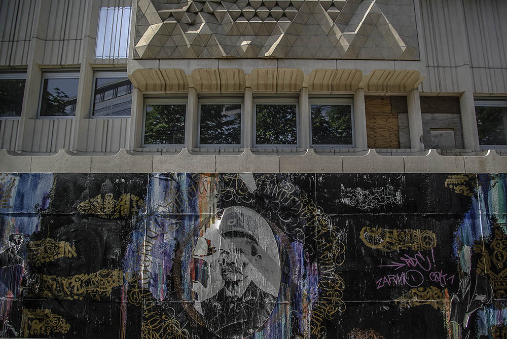 Calligraphies de Tarek Benaoum sur la palissade du musée de la poste en mai 2018 par J Barret