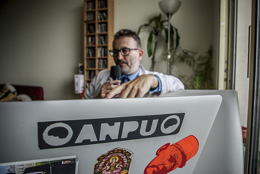 Le logo de l'Anpu sur l'ordinateur de Laurent Petit @ J Barret