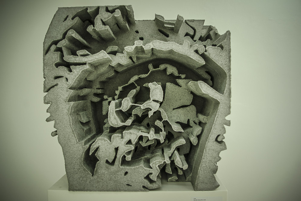 Oeuvre exposée à la galerie Magada Daniscz, selon un nouveau procédé de béton moulé au polystyrène