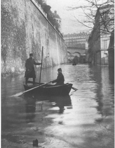 Deux sauveteurs en barque rue Fresnel, lors de la crue de janvier 1910 @Parimagine
