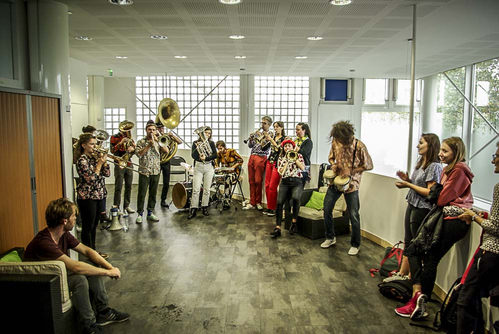 le groupe Pikolo Brass Band en pleine action ©J.Barret