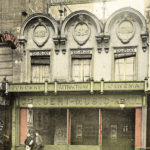 Photo en noir et blanc puis colorisée montrant la façade des Variétés-Parisiennes, prise dans les années 1910 ou 20. Crédit Parimagine
