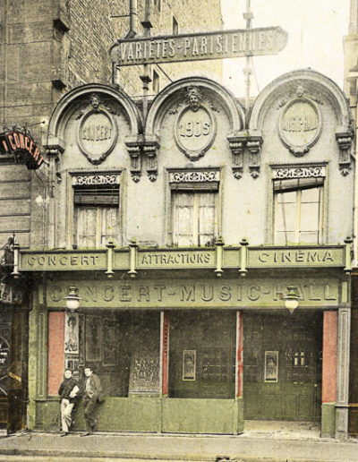 Photo en noir et blanc puis colorisée montrant la façade des Variétés-Parisiennes, prise dans les années 1910 ou 20 @Parimagine