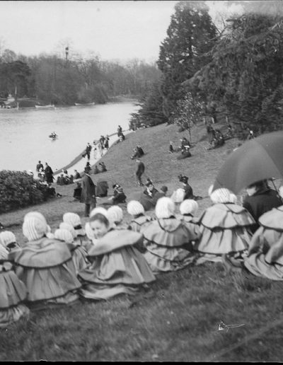 Écolières d'un couvent devant le lac du Bois de Boulogne en avril 1898, fonds Eugène Trutat, Wikimedia Commons