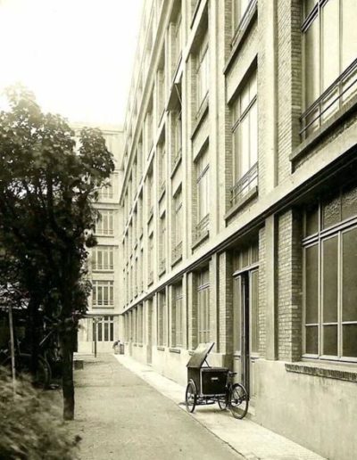 Photo prise vers 1923, à l’époque de l’inauguration du nouveau bâtiment de l’École Universelle @Perigord