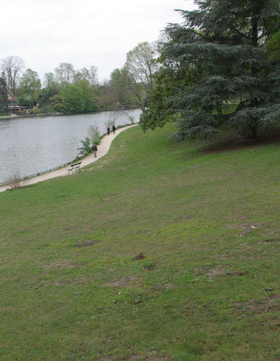 La pelouse du bois de Boulogne devant le lac inférieur, prise du même point de vue en avril 2019, par J. Barret