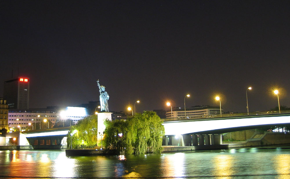 La statue de la Liberté et le pont de Grenelle en appui sur la pointe aval de l'île aux Cygnes CC BY-SA 3.0
