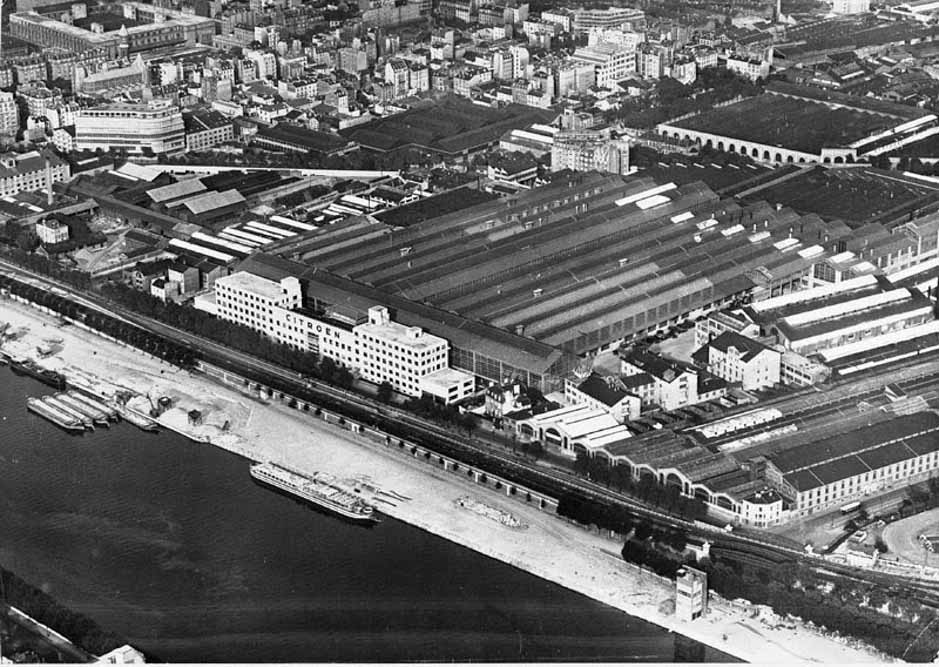Vue aérienne sur l'usine Citroën et le quai de Javel vers 1960 ©SHA15