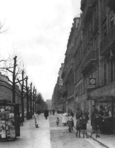 Vue de l’avenue de Kléber dans les années 1900, à hauteur de la parfumerie de Madame Froissé @Parimagine