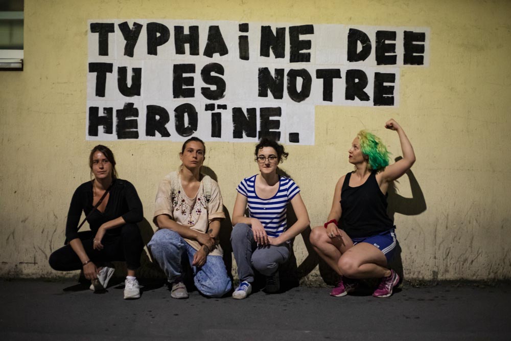 A Montreuil, le 21 mai 2020, Marguerite, Traky, Oriane et Adèle collent en soutien à Typhaine Dee (comédienne, autrice, dramaturge et metteuse en scène) @ Camille Nivollet