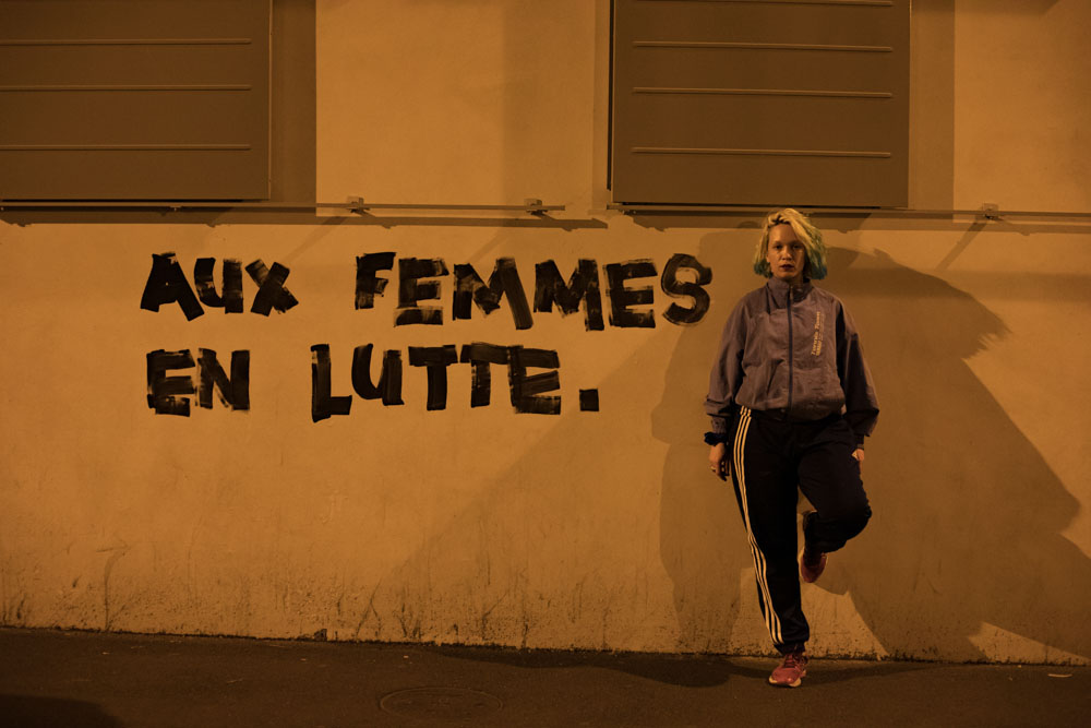 Le 24 mai 2020 à Montreuil (IDF), Marguerite Stern peint les slogans directement sur les murs de la ville © Camille Nivollet