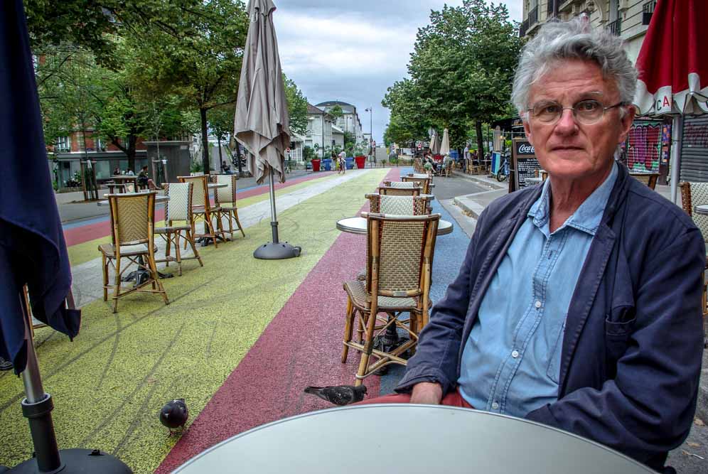 Gérard Mordillat en terrasse du Café Martin, place Martin Nadeau @J.Barret