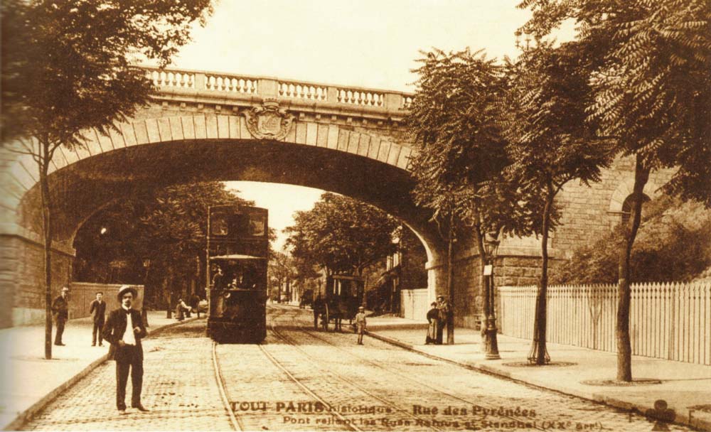 Pont reliant les rues Ramus et Stendhal au dessus de la rue des Pyrénées @Parimagine - coll. Franceschini