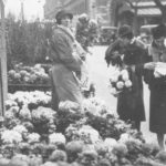 Une vendeuse de chrysanthèmes sur le marché aux fleurs. La forme actuelle des pavillons permet de dater le cliché d’après 1924 @Parimagine