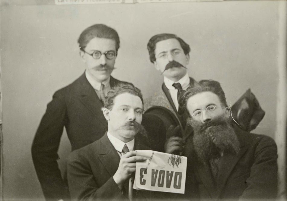 André Breton, René Hilsum, Louis Aragon, Paul Éluard avec Dada 3, janvier 1919 © Bibliothèque Jacques-Doucet