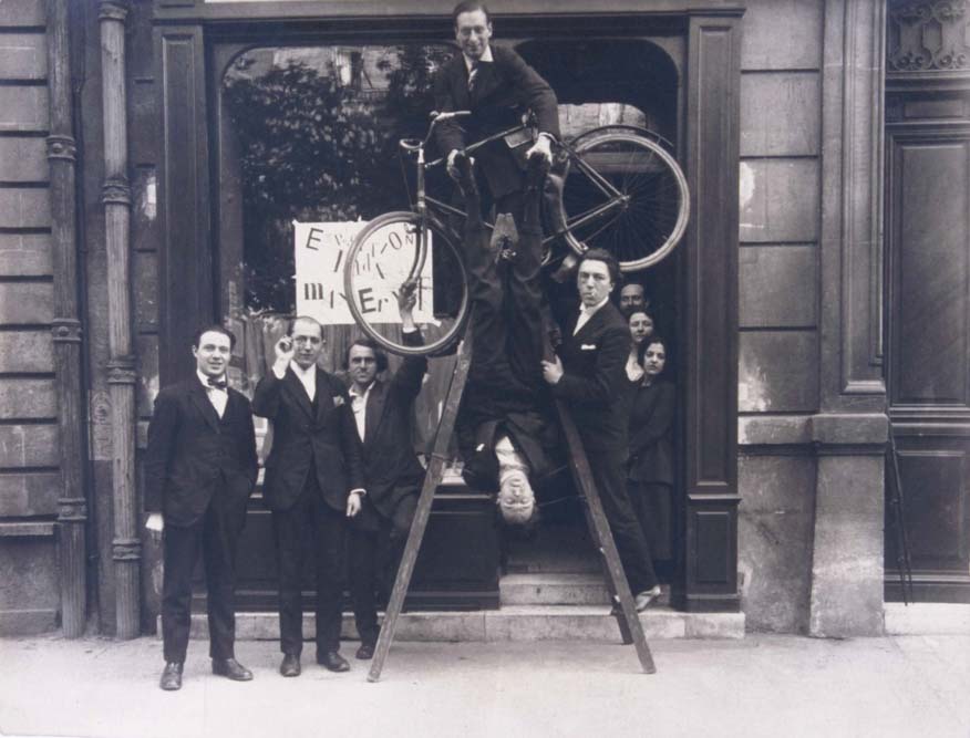 Vernissage de l'exposition Dada Max Ernst à la librairie Au Sans Pareil, Paris, le 2 mai 1921 © Bibliothèque Jacques Doucet
