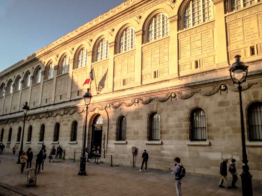 La façade illuminée de la bibliothèque Sainte-Geneviève @J.Barret