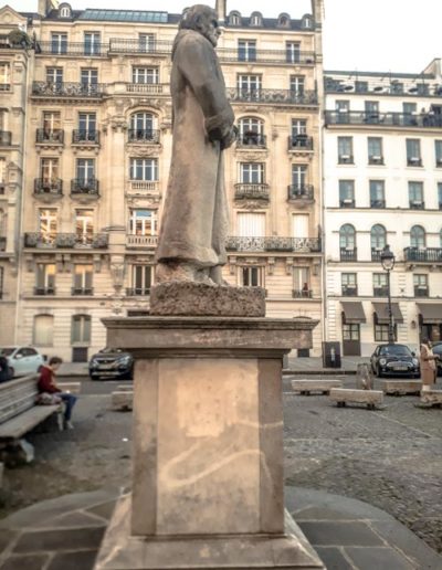 La statue de Rousseau, place du Panthéon, devant l'hôtel des Grands Hommes en octobre 2021 @J.Barret