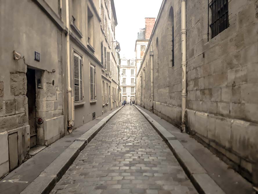 La tranquille rue Saint-Étienne-du-Mont en octobre 2021 @J.Barret