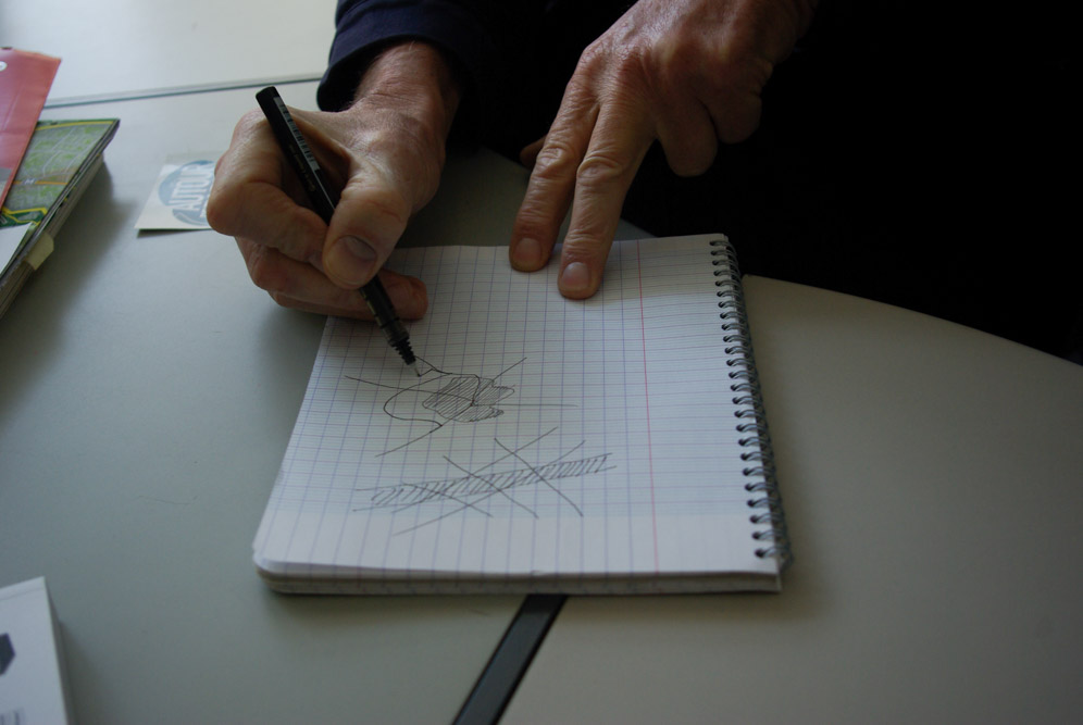 Paul Lecroart dessinant un croquis de trame paysagère @J.Barret