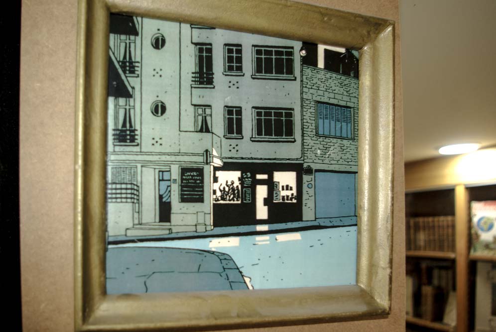 Dessin d'André Juillard, paru dans sa BD 75013, Paris montrant la façade de la librairie rue Barrault @J.Barret