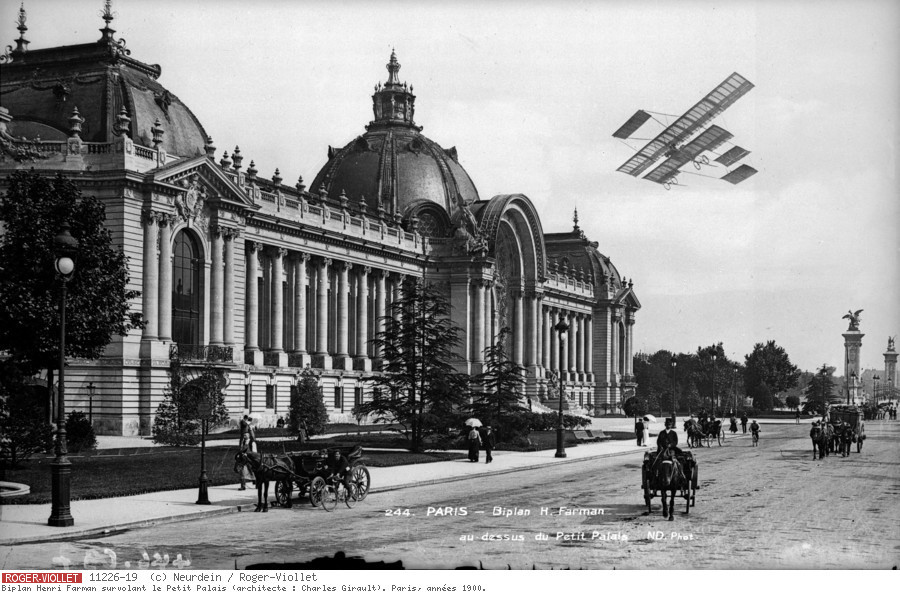 Biplan Henri Farman survolant le Petit Palais (architecte : Charles Girault). Paris, années 1900.