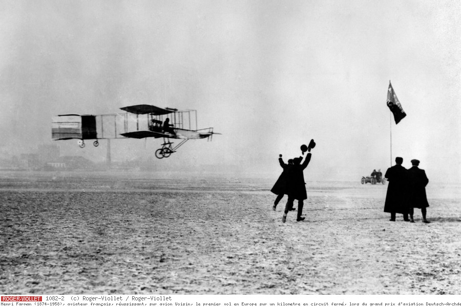 Henri Farman (1874-1958), aviateur français, réussissant, sur avion Voisin, le premier vol en Europe sur un kilomètre en circuit fermé, lors du grand prix d'aviation Deutsch-Archdeacon. Issy-les-Moulineaux, 13 janvier 1908.