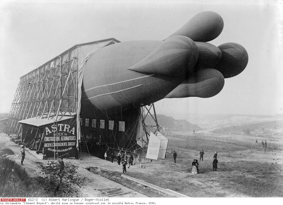 Le dirigeable Clément Bayard abrité sous un hangar construit par la société Astra. France 1908-Albert Harlingue Roger-Viollet