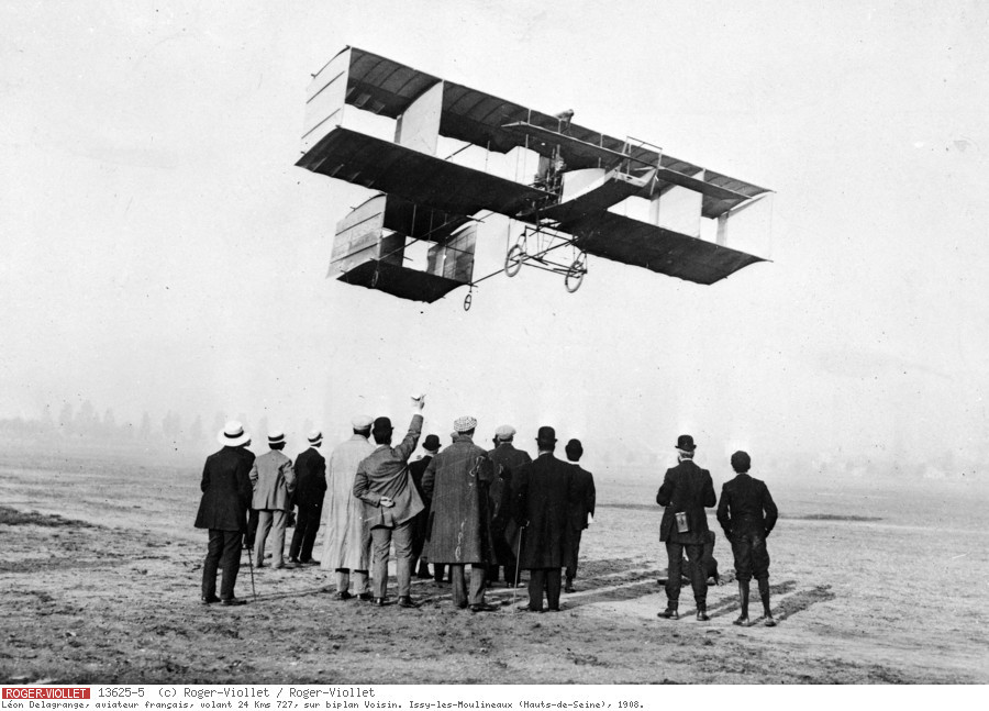 Léon Delagrange, aviateur français, volant 24 Kms 727, sur biplan Voisin. Issy-les-Moulineaux (Hauts-de-Seine), 1908.