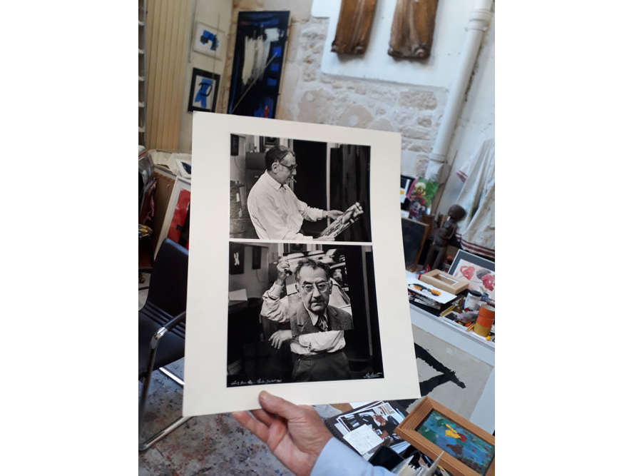 La silhouette de Serge Lemeslif montrant deux photos avec Man Ray prise au même endroit de son atelier, février 2021 @J.Barret
