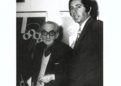 Man Ray et Marcel Fleiss lors de l'inauguration de l’exposition de l'artiste à la Galerie des 4 Mouvements en 1972