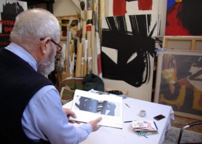 Serge Lemeslif montrant une peinture de Roswitha Doerig, dans son atelier, février 2021 @J.Barret