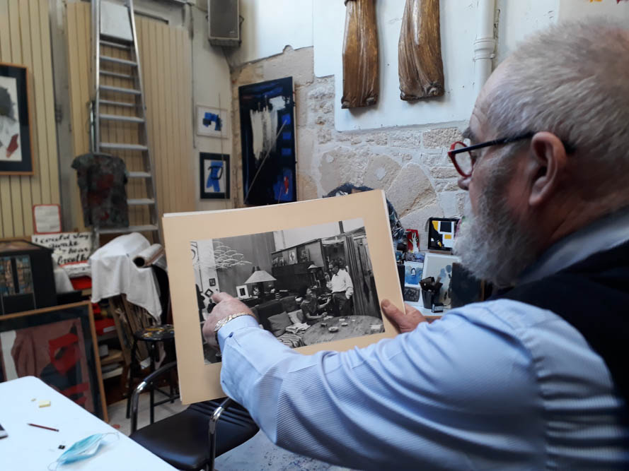 Serge Lemeslif montrant une photo de l'atelier en présence de Man Ray, février 2021 @J.Barret
