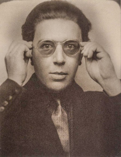 Portrait d'André Breton aux lunettes vers 1928 - 1929