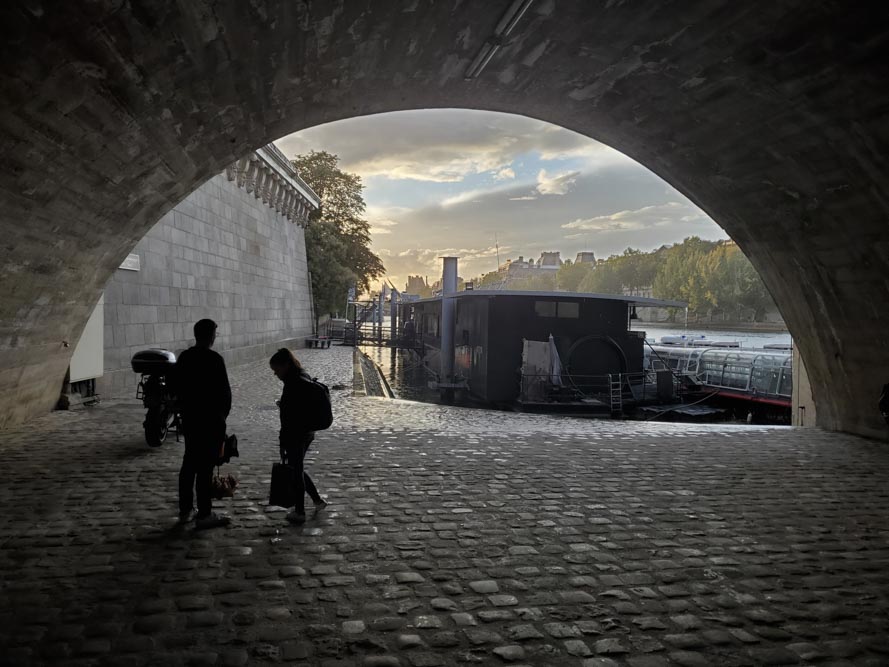 Sous le Pont Neuf, Quai de l'Horloge après la pluie, la lumière de Paris baigne le ciel comme dans un tableau flamand de la Renaissance @JBarret