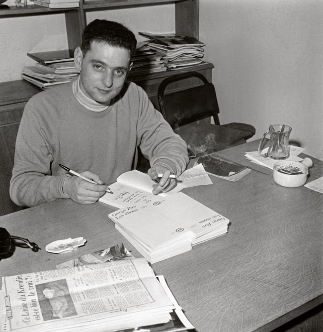 Perec dédicaçant son roman Les Choses dans les bureaux de son éditeur, 1965. © Keystone-FranceGamma-Rapho