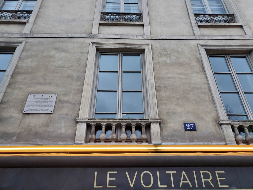 Le Restaurant Voltaire, au rdc de l'immeuble où le philosophe est mort, 27 quai Voltaire @JBarret