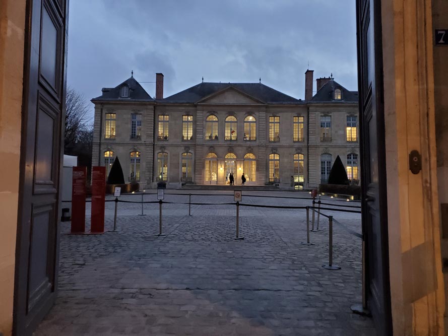 Le portail ouvert du musée Rodin au crépuscule, 77 rue de Varenne @JBarret