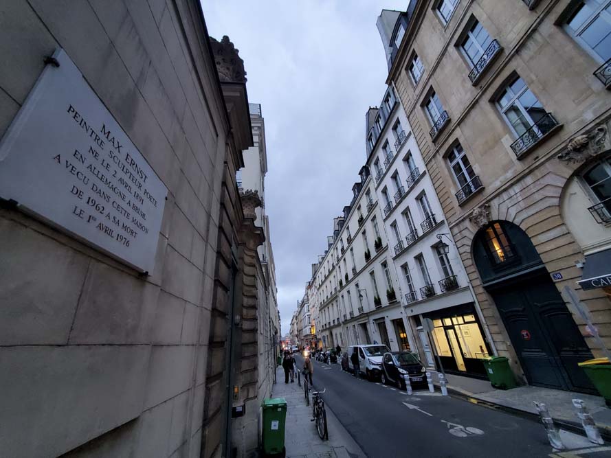 Max Ernst a vécu dans cette maison de 1962 à sa mort, plaque au 19 rue de Lille @JBarret