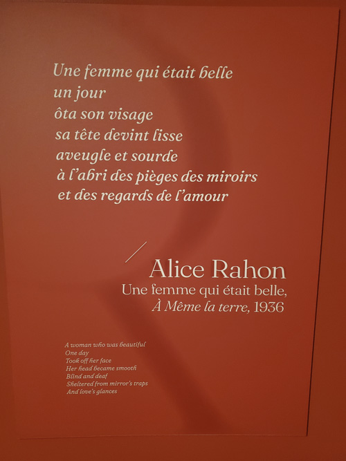 Vue de l'exposition sur les Femmes surréalistes au musée de Montmartre