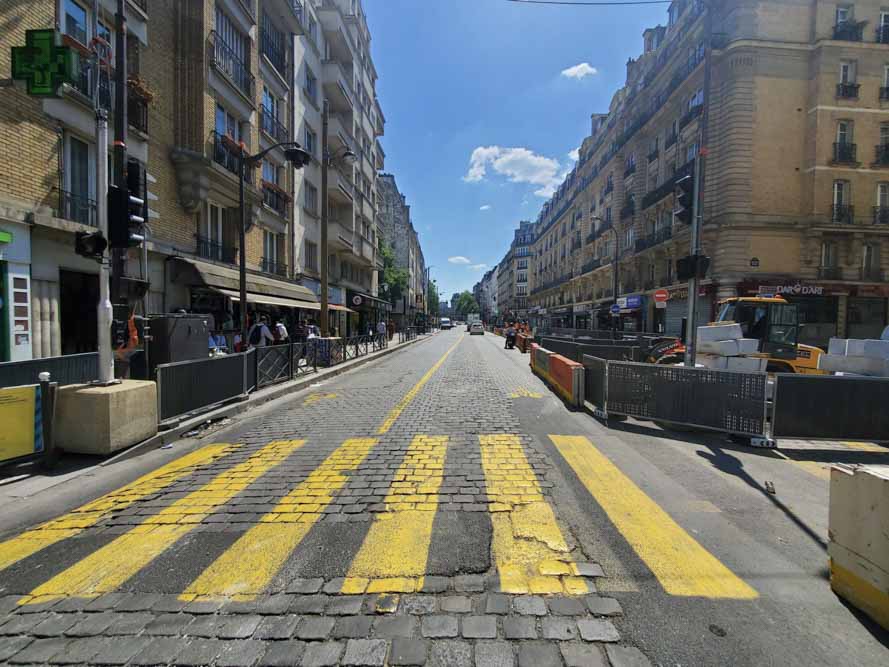 La rue de la Chapelle, qui relie Paris à Saint-Denis via la porte de la Chapelle en juin 2023 @J.Barret